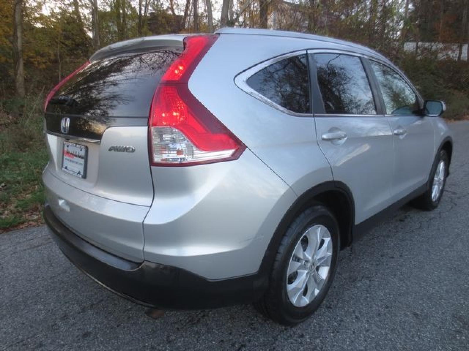 2014 Silver /Black Honda CR-V EX-L 4WD 5-Speed AT (2HKRM4H70EH) with an 2.4L L4 DOHC 16V engine, 5-Speed Automatic transmission, located at 270 US Route 6, Mahopac, NY, 10541, (845) 621-0895, 41.349022, -73.755280 - Photo #3